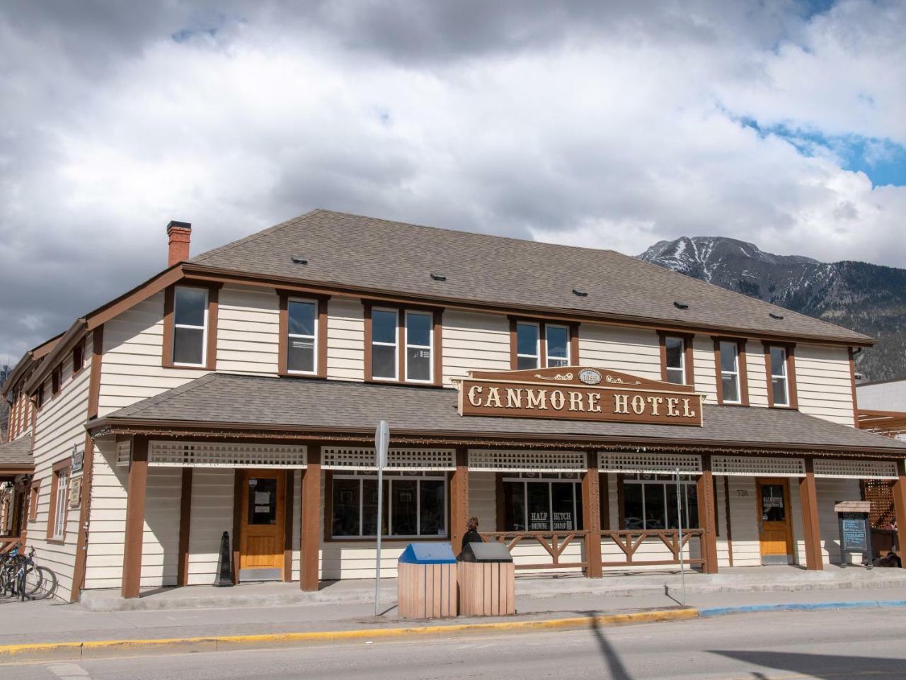 Party Hostel - The Canmore Hotel Hostel Exterior photo